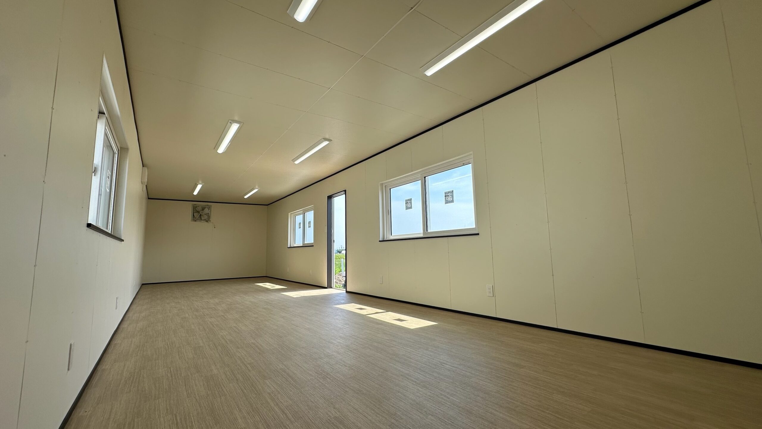 店舗用トレーラーハウス内観1